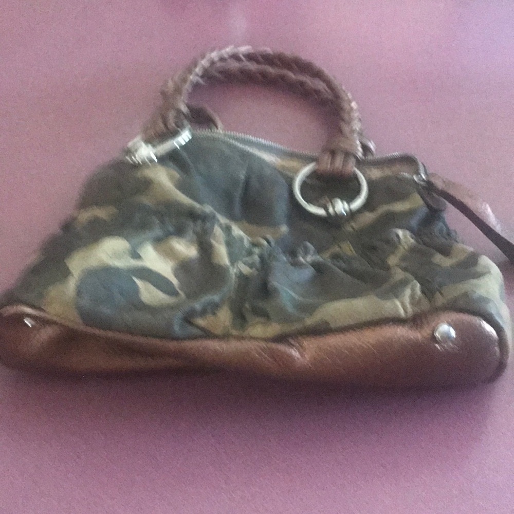 B Makowsky medium sized bag good quality leather sturdy hard ware